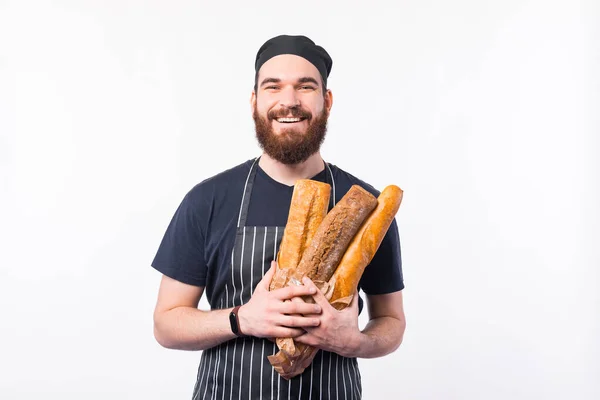 Foto do Chef homem com barba segurando pão fresco assado — Fotografia de Stock