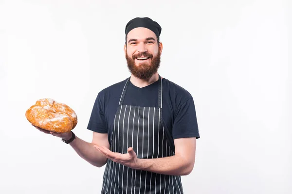 Foto do chef feliz homem apresentando pão fresco assado — Fotografia de Stock