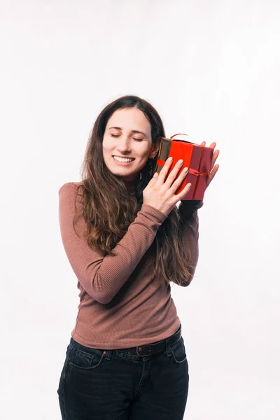 Glückliche junge Frau erhielt gerade eine Geschenkbox zum Geburtstag — Stockfoto