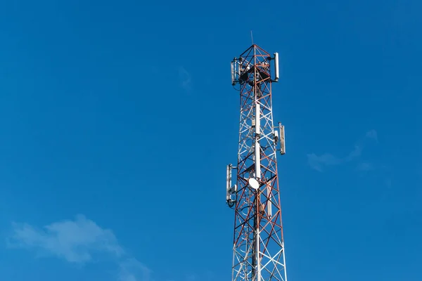 Foto di antenna 5G sopra cielo blu pulito — Foto Stock