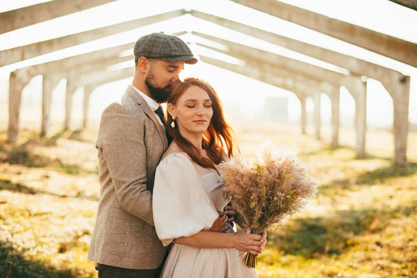 Linda nueva familia recién casada pareja abrazándose a la luz del sol —  Fotos de Stock