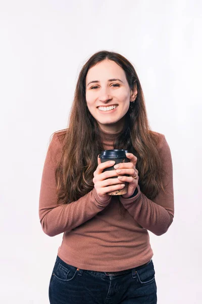 Retrato de una joven sonriente en casual sosteniendo una taza de café caliente para llevar — Foto de Stock