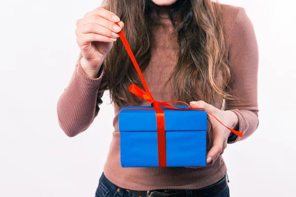 Nahaufnahme Foto der Frau öffnen Geschenkbox über weißem Hintergrund — Stockfoto
