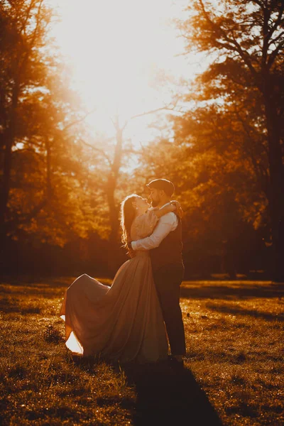 Piękny tylko małżeństwo obejmujące odkryty podczas zachodu słońca w przyrodzie — Zdjęcie stockowe