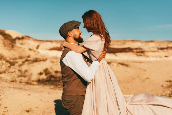 Фото нареченого, що тримає наречену в руках біля красивого пейзажу — стокове фото
