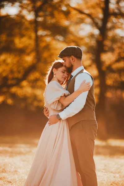 Graziosa e bella coppia appena sposata che abbraccia, l'amore è nell'aria — Foto Stock