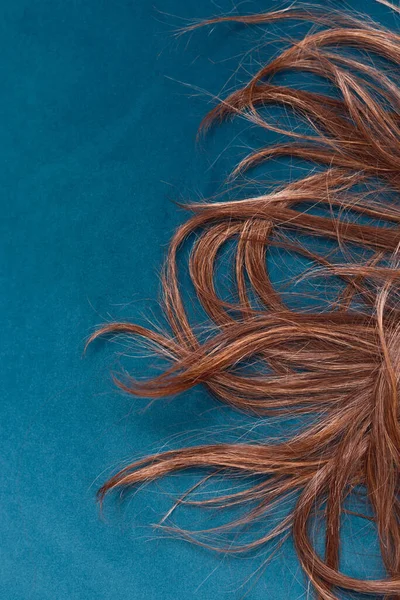 Nahaufnahme Foto der Frau Haare über blauem Hintergrund — Stockfoto