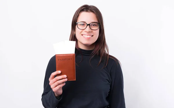 Retrato de mujer feliz mostrando pasaporte y pasajes de avión para viajar — Foto de Stock