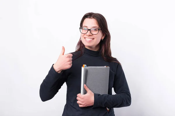 Radostná dívka drží plánovač a ukazující palec nahoru — Stock fotografie