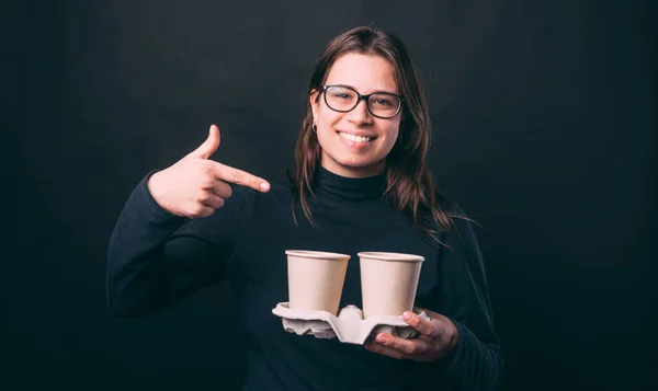 Menina feliz apontando para um bom café, tirar copos — Fotografia de Stock