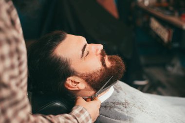 Berberin makasla sakal kesiminin seçici odak noktası