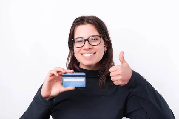 Joyful jovem mostrando polegar para cima e cartão de crédito azul — Fotografia de Stock