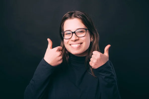 Jovem estudante feliz está mostrando polegares duplos para cima. — Fotografia de Stock