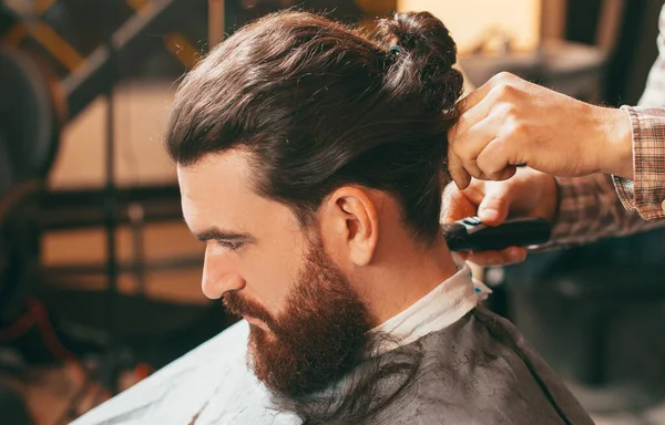 Foto de homem na barbearia fazendo um corte de cabelo — Fotografia de Stock