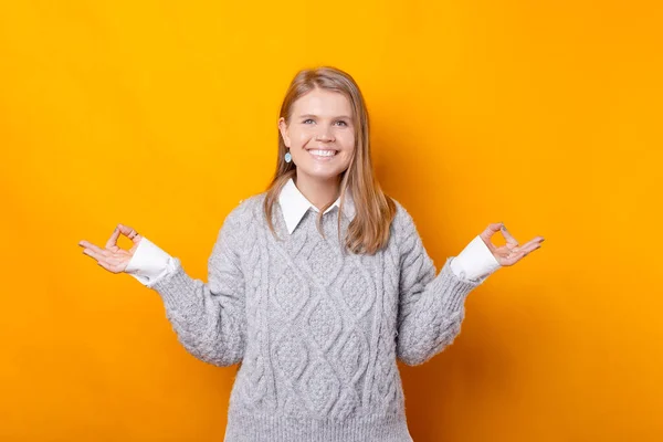 Foto de mujer alegre en casual haciendo gesto ZEN — Foto de Stock