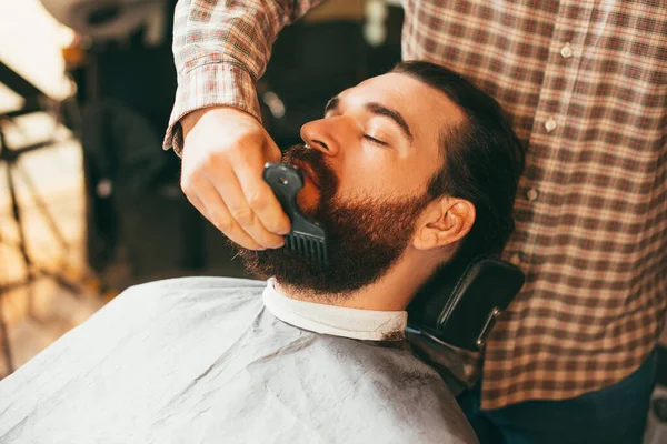 Barbeiro preparando barba para corte de cabelo na barbearia — Fotografia de Stock