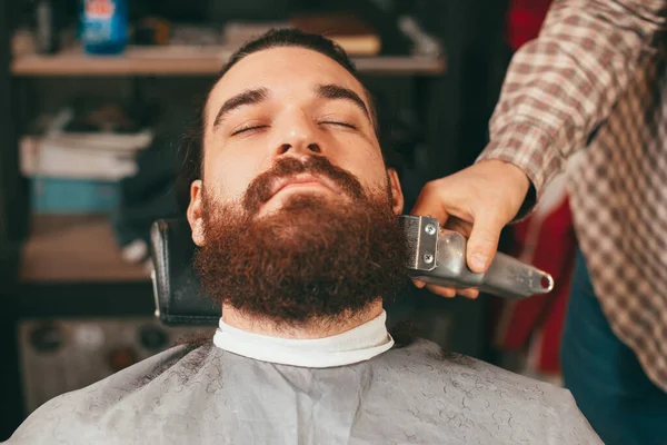 Fechar foto de homem barbudo com corte de cabelo — Fotografia de Stock