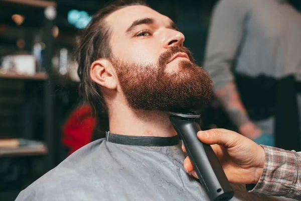Foto de homem fazendo barba na barbearia — Fotografia de Stock