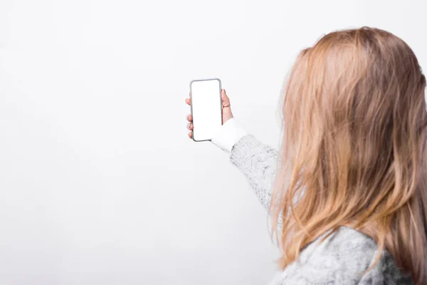 Foto de la mujer tomando selfie en el teléfono inteligente sobre fondo blanco con pantalla en blanco — Foto de Stock