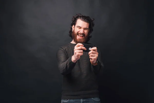 Photo of young man playing games at smartphone — Stockfoto