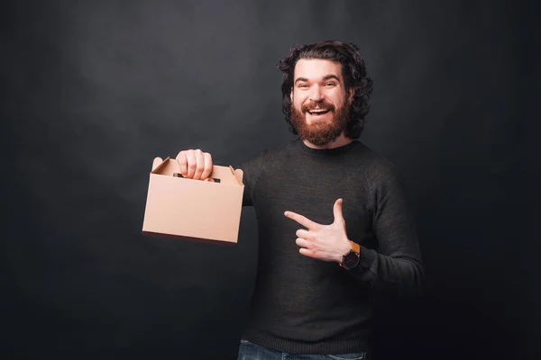 Photo of amazed bearded man pointing at delivery box — Φωτογραφία Αρχείου