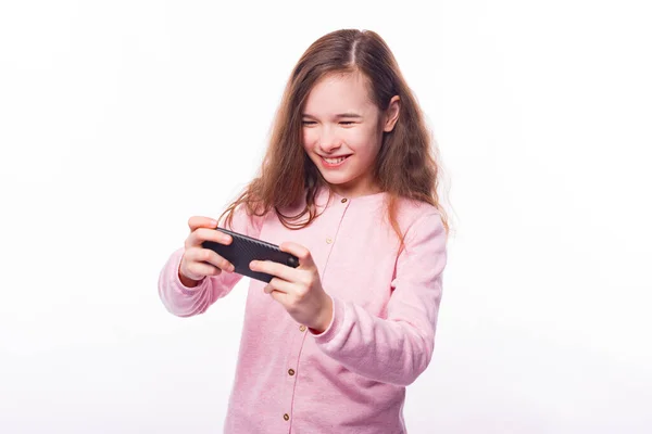 Retrato de menina jogando jogos no smartphone — Fotografia de Stock