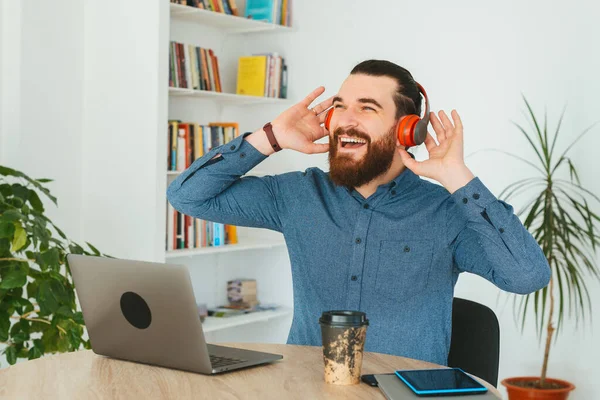 Photo d'un employé de bureau souriant, joyeux, écoutant de la musique et se reposant — Photo