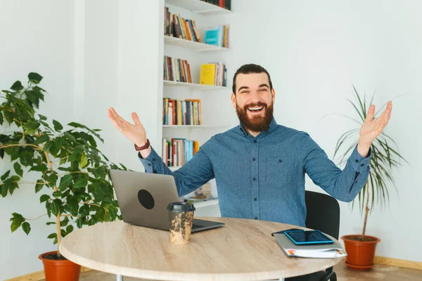 Foto del trabajador de oficina alegre haciendo gesto de bienvenida y sonriendo —  Fotos de Stock