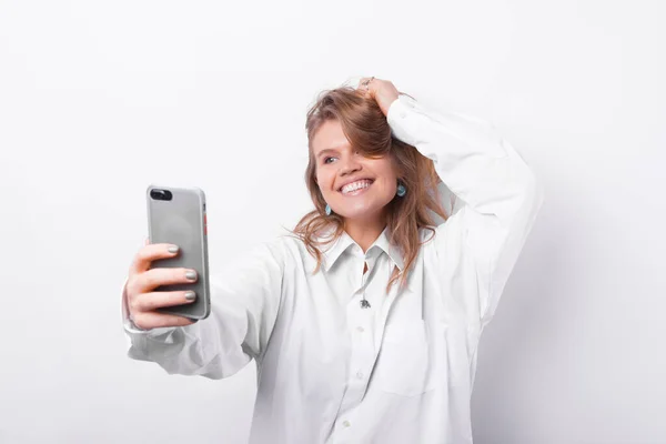 Foto van jonge charmante vrouw maken selfie met smartphone — Stockfoto