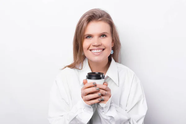 Retrato de alegre joven hermosa mujer sosteniendo taza blanca de café para llevar — Foto de Stock