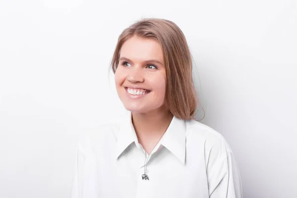 Foto de la joven feliz sonriente en casual mirando a un lado — Foto de Stock