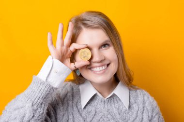 Gözlerinin üzerinde bitcoin gösteren genç bir kadının portresi