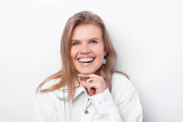Retrato de una linda joven riendo sobre fondo blanco — Foto de Stock