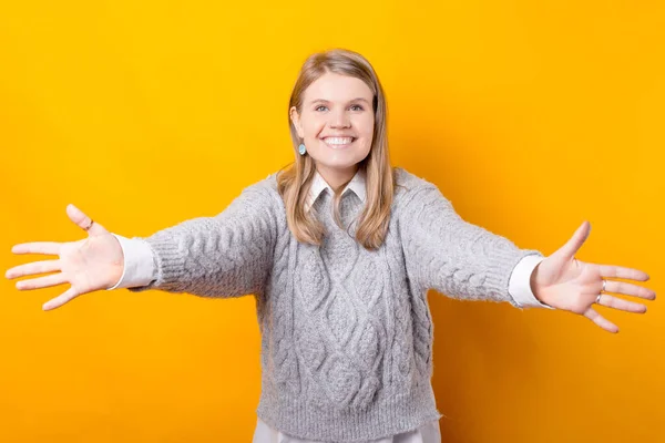 Foto de una joven feliz haciendo un gesto de bienvenida — Foto de Stock