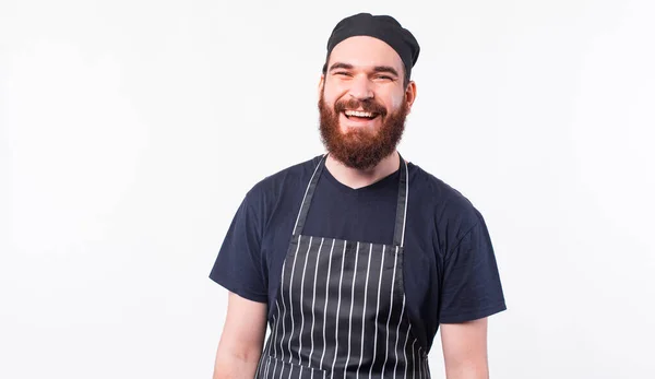 Портрет улыбающегося бородатого повара на белом фоне — стоковое фото
