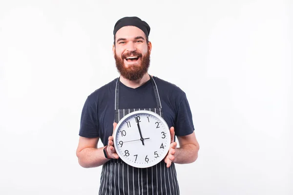 Foto do sorriso barbudo hipster chef homem segurando relógio — Fotografia de Stock