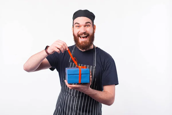 Foto do chef feliz homem caixa de presente de abertura e sorrindo — Fotografia de Stock