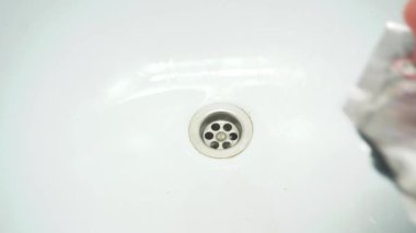 Banyodaki banyo borusundan yağ aldırma görüntüsü.