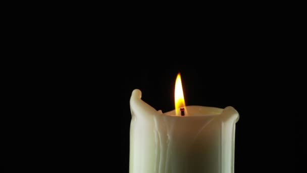 Закрыть кадры свечи с огнем на темном фоне — стоковое видео