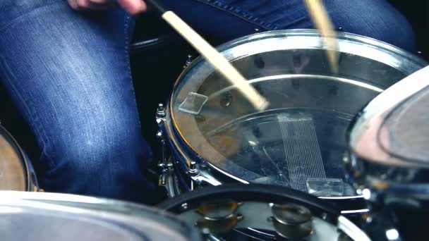Крупный план человека, играющего на барабанах в студии — стоковое видео