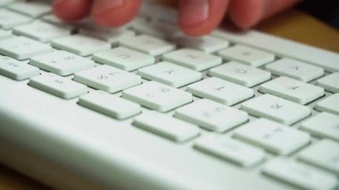 PC klavyesinde erkek el yazısının görüntülerini kapat