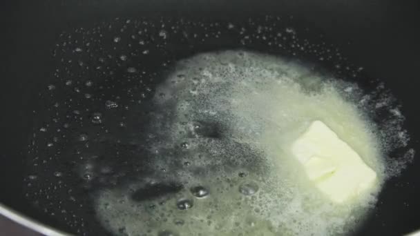 フライパンで溶くバターの映像,料理人の準備 — ストック動画