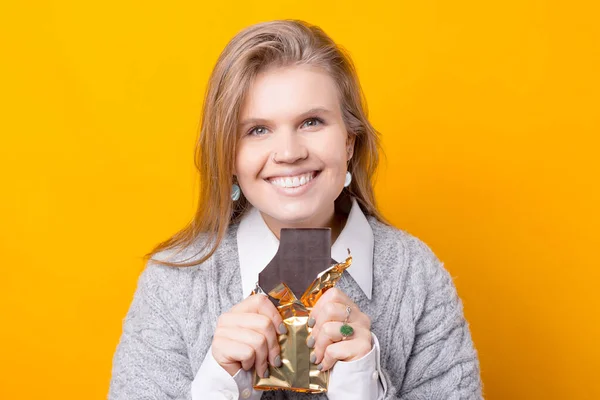 Foto de una joven comiendo chocolate — Foto de Stock