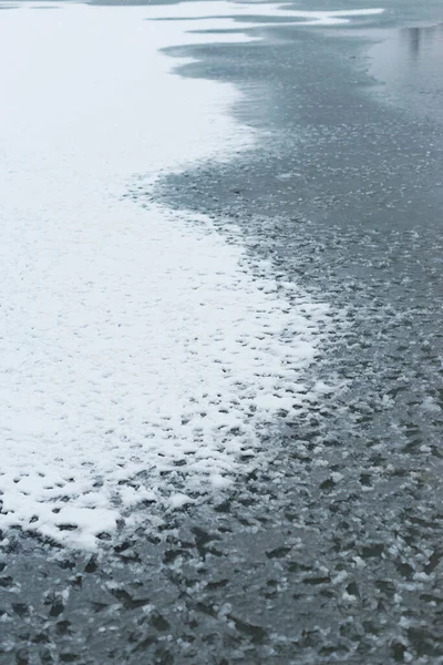 Foto de alguma neve no chão em uma temporada de inverno — Fotografia de Stock