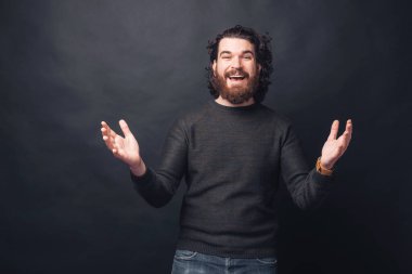 Sana sarılmak isteyen sakallı bir adamın fotoğrafı.