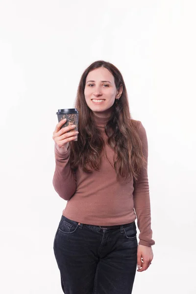 Foto de jovem mulher em casual segurando xícara de café e sorrindo — Fotografia de Stock