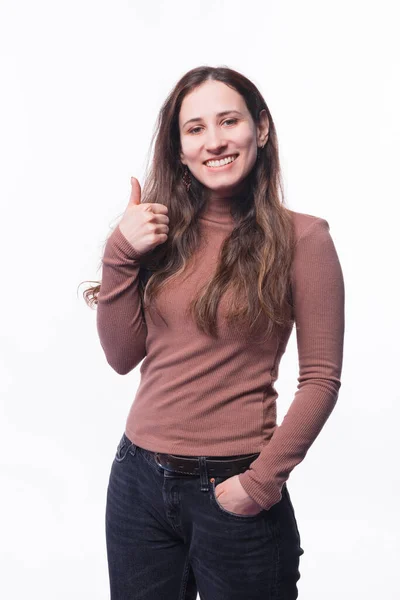 Retrato de jovem mulher feliz mostrando o polegar para cima e sorrindo — Fotografia de Stock
