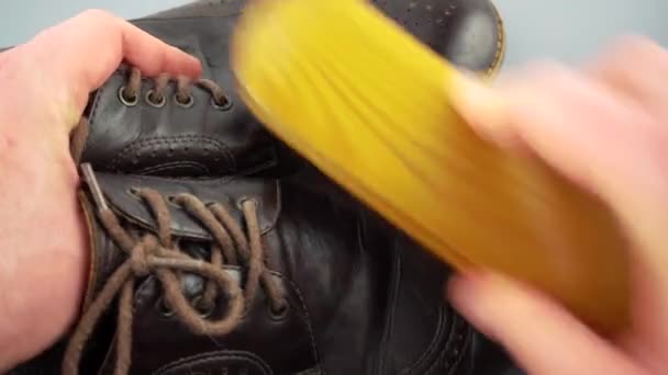 Närbild bilder av mannen rengöring med borste hans klassiska gamla vintage skor — Stockvideo