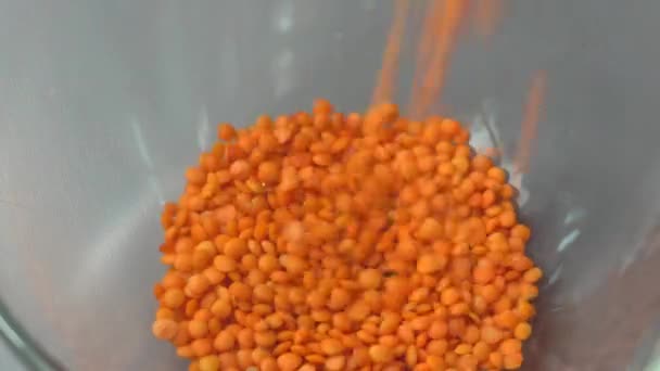 렌즈콩 씨앗을 그릇에 붓는 요리사의 모습을 확대 한 모습 — 비디오