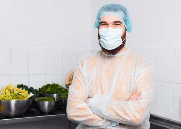 Ritratto di giovane chef con braccia incrociate in cucina — Foto Stock